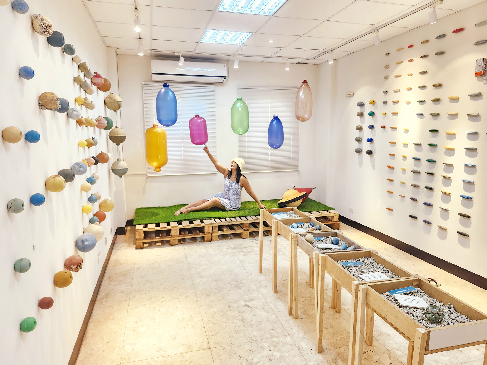 展間：浮球大紀事。展示從澎湖淨灘中，挑選