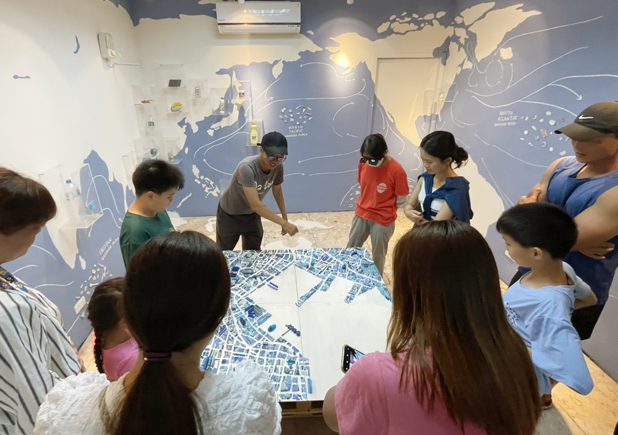 展間：海廢全球漂流記。展間中還有陳列一幅